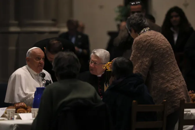 Papa Francesco a Bruxelles | Papa Francesco durante la colazione con i poveri nella parrocchia St. Giles | Daniel Ibanez  / EWTN - Pool VAMP