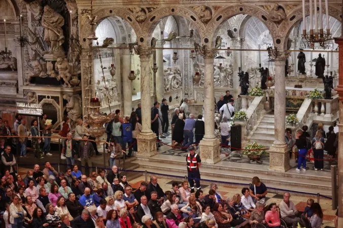 I fedeli nella Basilica di Padova |  | © Stefano Dal Pozzolo / Archivio MSA