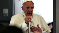 Papa Francesco durante una conferenza stampa in aereo / Alan Holdren / CNA 