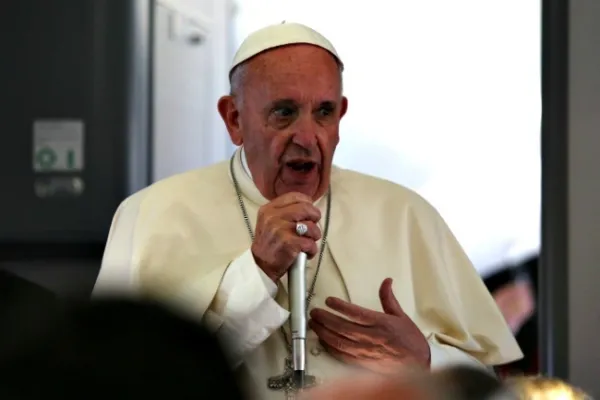 Papa Francesco durante una conferenza stampa in aereo / Alan Holdren / CNA 