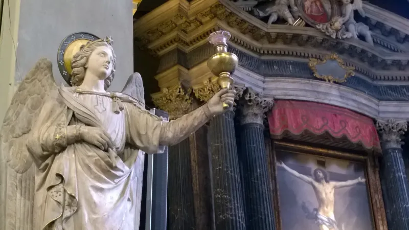 L'interno della basilica, sullo sfondo la Crocefissione di Guido Reni |  | OB