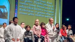 Frere Alois, priore della comunità di Taizè, con i bambini in uno degli incontri della comunità / taizé.fr