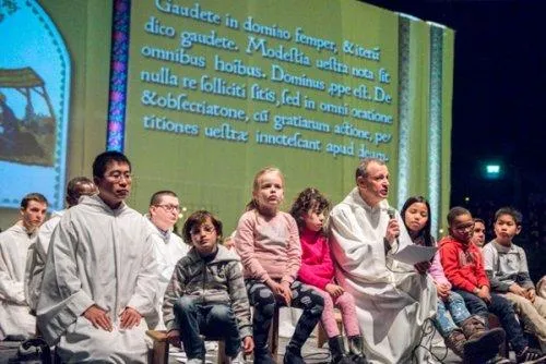 Taizé | Frere Alois, priore della comunità di Taizè, con i bambini in uno degli incontri della comunità | taizé.fr